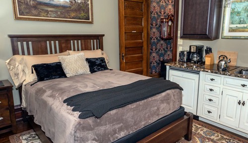 Executive Studio Suite, 1 Queen Bed, Kitchenette, Courtyard View