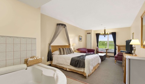 Deluxe Suite, 1 King Bed, Jetted Tub