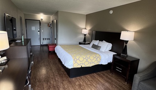 Standard Room, 1 King Bed, Accessible, Refrigerator & Microwave