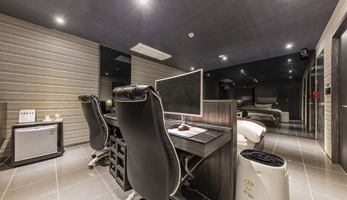 Room (Suite B (Couple Gaming PC Bathtub 75-)