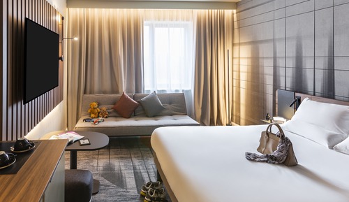 Executive Queen with Single Sofa Bed