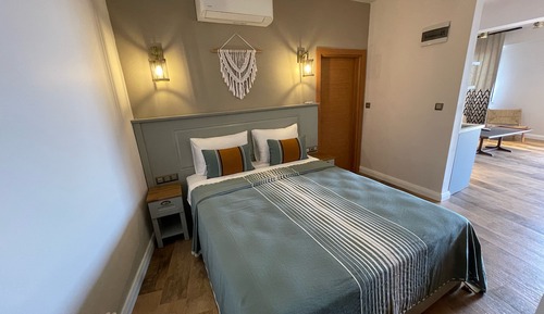 Deluxe Studio Suite, Sea View, Garden Area