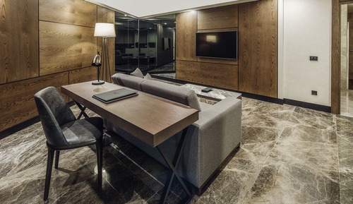 Corner Suite King Highway View