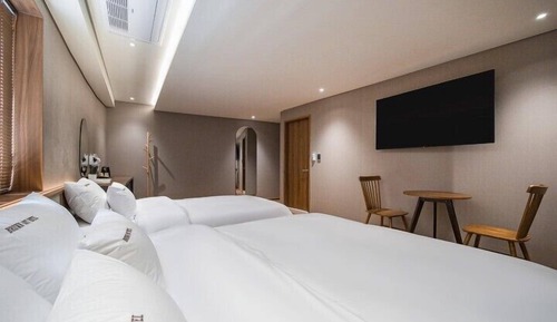 TWIN ROOM