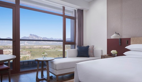 Premier Room, 1 King Bed, Mountain View