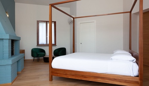 Superior Suite, 1 Bedroom, Fireplace, Garden Area