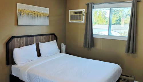 Standard Room, 1 Queen Bed (Upper Level by Stairs Only)