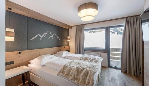 Senior Suite, Balcony, Mountain View