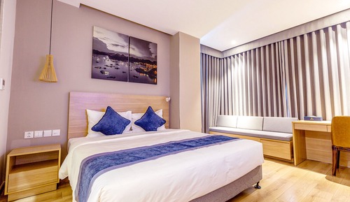 Standard Room, 1 King Bed