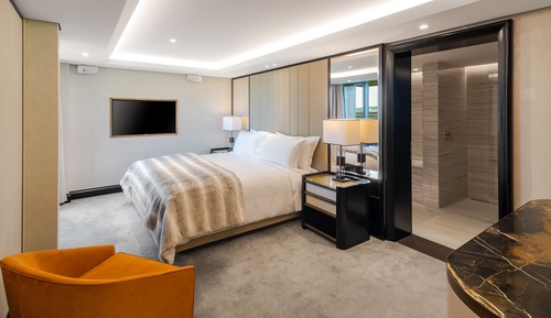 Master Suite w/Balcony