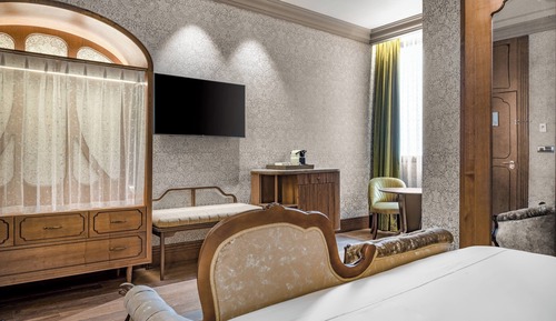 Deluxe Room, 1 King Bed, Non Smoking, Courtyard View