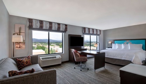 Studio, 1 King Bed, Refrigerator & Microwave (Wet bar)