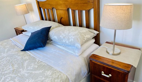 Seacroft Room 5, 1 Queen bed, Courtyard view