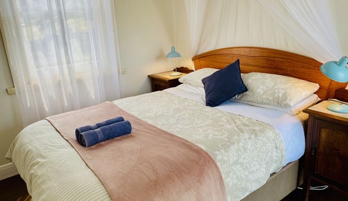 Seacroft Room 17, 1 Queen bed, Ocean view