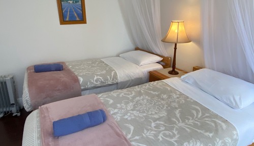 Seacroft Room 4, 2 Twin beds, Courtyard view