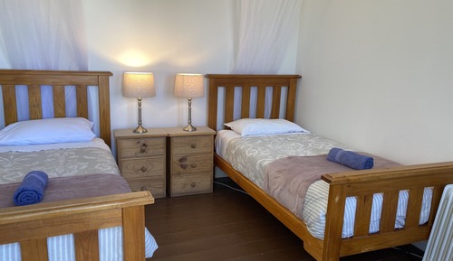 Seacroft Room 7, 2 Twin beds, Courtyard view