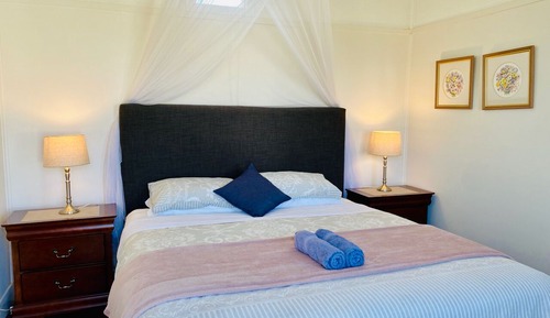 Seacroft Room 6, 1 King bed, Courtyard view