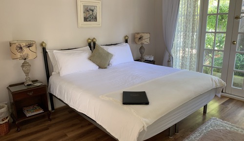 The Courtyard Suite & cooked gourmet breakfast- King bed with ensuite