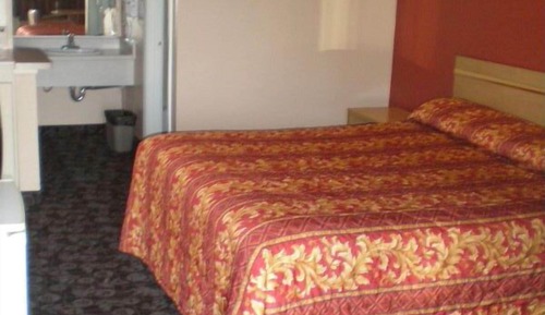 Standard Room, 1 King Bed, Smoking (Non-Smoking and Smoking Available)