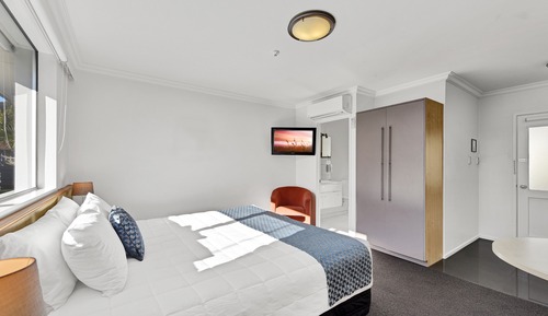Studio, Jetted Tub