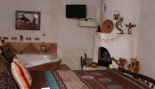 Great Southwest Room (Mountain, Garden and Pool Views)