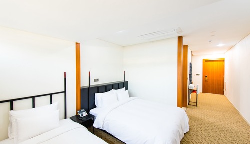 Family Suite (30,000 KRW on-site fee for mini pool use, unavailable during winter)