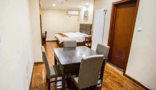 Business Queen Room