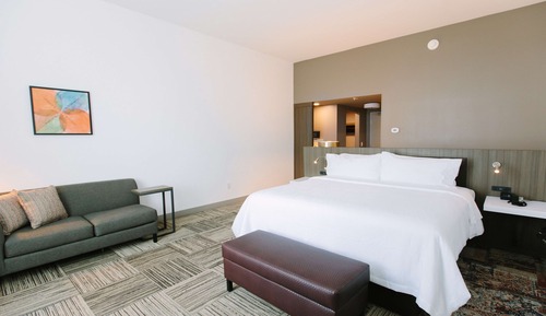 Deluxe Room, 1 King Bed, Accessible, Bathtub