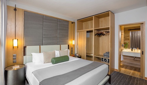 Executive Room, 1 King Bed (Bigger)