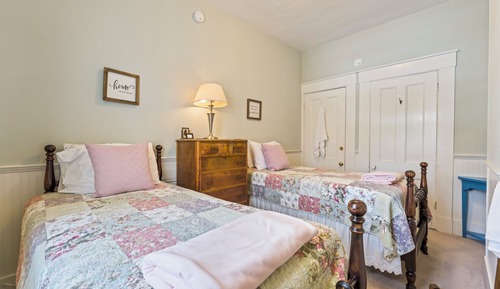 Basic Room, 2 Twin Beds, Non Smoking (Room 5, Second Floor)