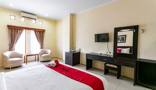 Deluxe Room (RedDoorz)