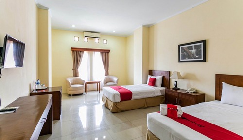 Deluxe Twin Room (RedDoorz)