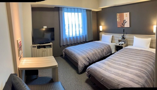 Twin Room, Smoking