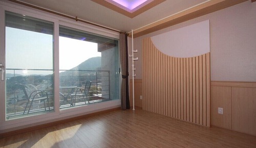 Room (Bed Type or Korean Ondol Type)