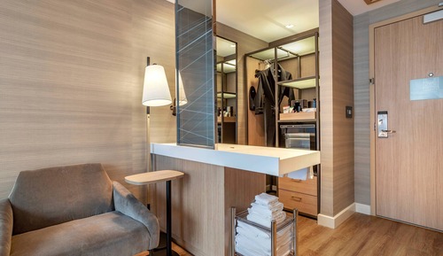 Room, 1 King Bed, Corner (Mobility Accessible, Tub)