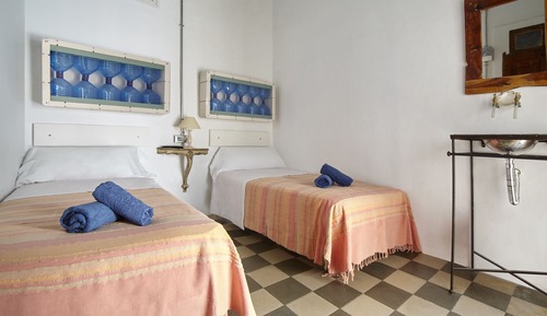 Basic Twin Room, 2 Twin Beds, Shared Bathroom