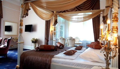 Honeymoon Suite
