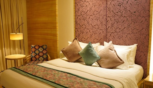 Premium Room King Bed Front View with Bath Tub