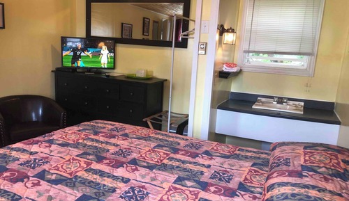 Motel 2 Adjoining Rooms, 1 Queen Bed Each