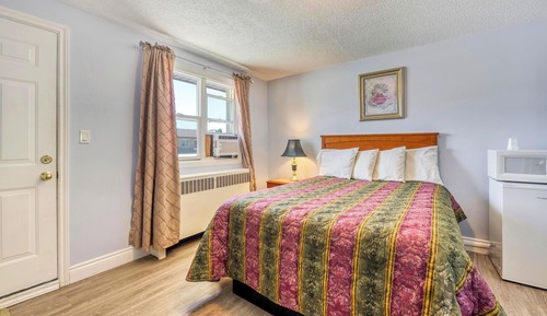 Comfort Room, 1 Queen Bed, Non Smoking, Bathtub