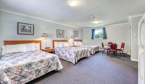 Family Triple Room, Multiple Beds, Non Smoking, Bathtub