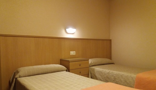 Standard Double Room (2 single beds or 1 queen size bed)