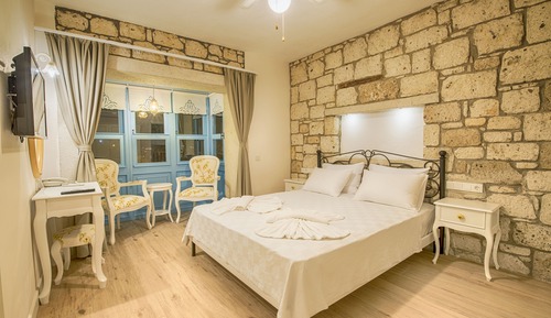 1+1 Suite with Bay & Balcony - 1 queen bed and 2 single beds