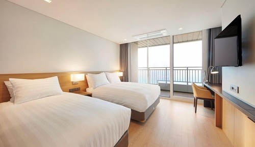 [For 3 people/3 Pool Access Included] Deluxe Twin Room (Lower floor)