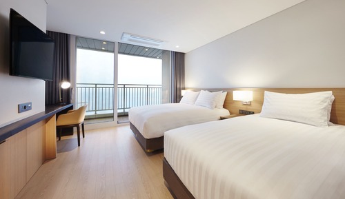 [For 3 people/3 Pool Access Included] Executive Twin Room, Ocean View