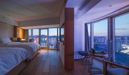 Whole-View Twin Beds Room