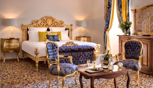 Junior Suite, 1 King Bed, Pool View