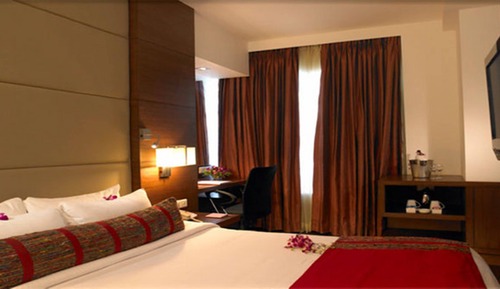 Club Room with Bathtub