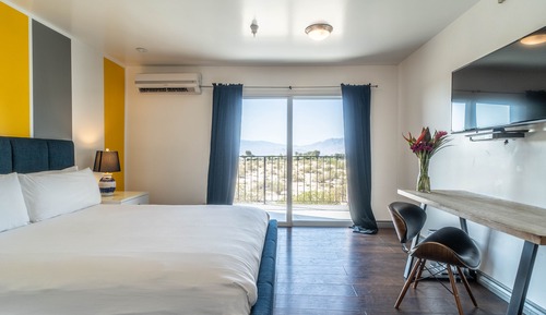 Suite, 1 King Bed, Kitchenette, Mountain View