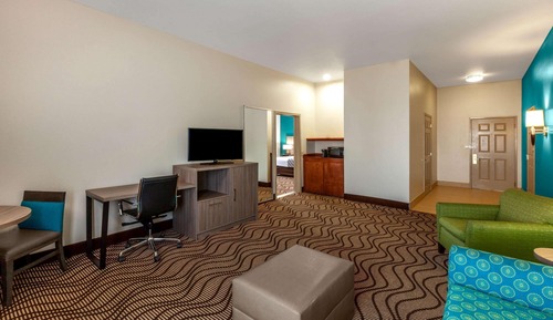 Suite, 1 Queen Bed, Accessible, Non Smoking (Mobility/Hearing Impaired Accessible)